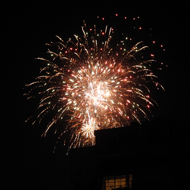 זיקוקים | כל הזכויות שמורות