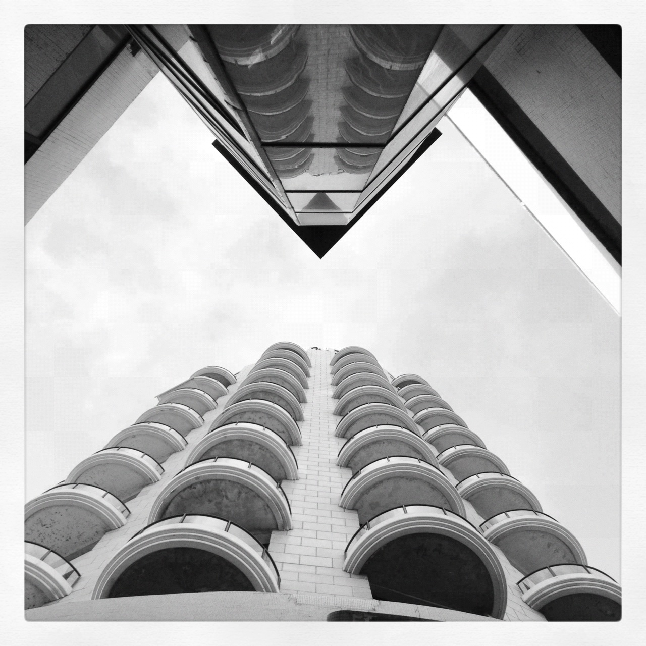 פינות חדות | כל הזכויות שמורות